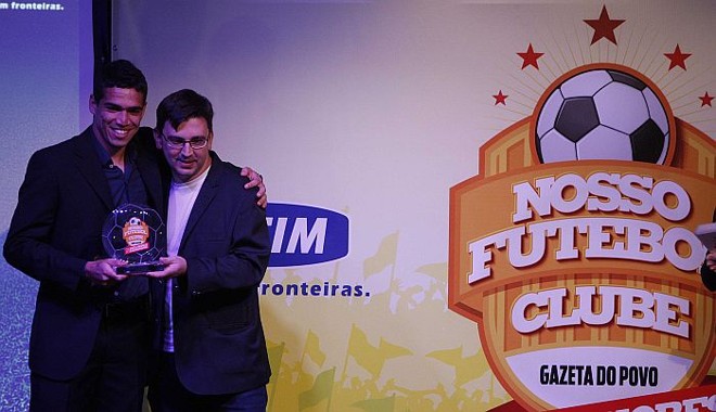 Atacante Neílson, do Londrina, recebe o prêmmio do editor asssistente de Esportes da Gazeta, Carlos Eduardo Vicelli | 