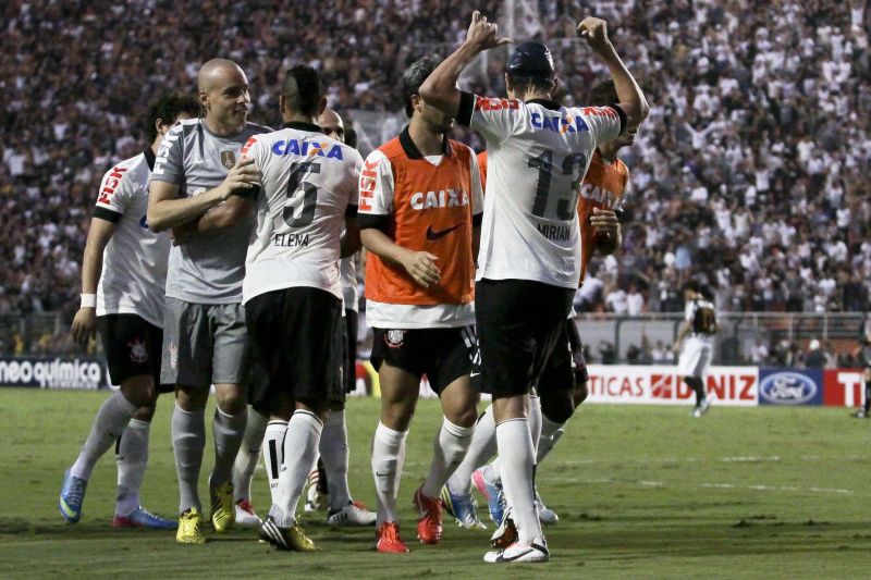 Paulo André celebra o segundo gol do Corinthians diante do Santos | Ale Cabral / Futura Press / Folhapress