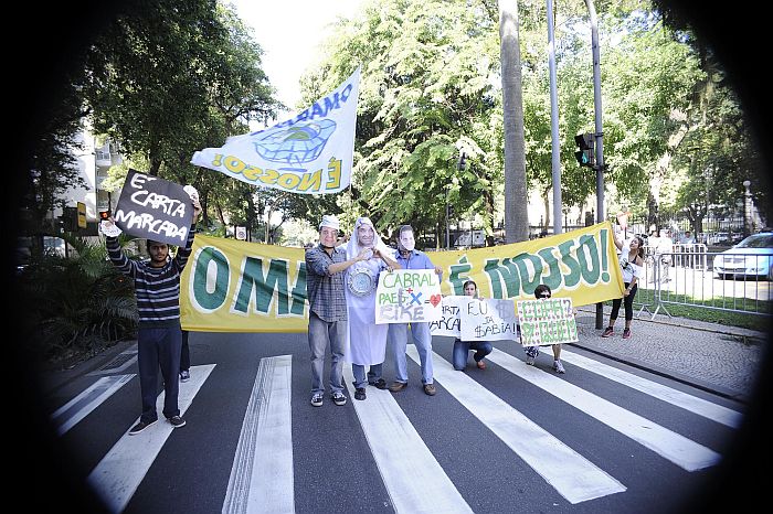 Manifestastantes protestaram na frente do Palácio Guanabara contra a concessão do Maracanã à iniciativa privada | Fabio Teixeira / Folhapress