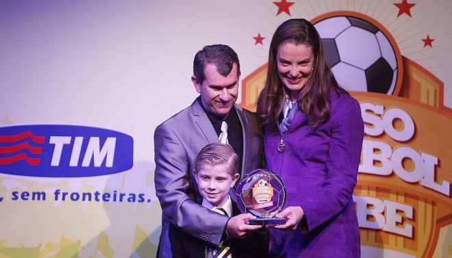 Claudio Tencati, do Londrina, recebe o prêmio de melhor técnico do PAranaense da diretora da Unidade de Jornais do GRPCom Ana Amélia Cunha Pereira Filizola | 