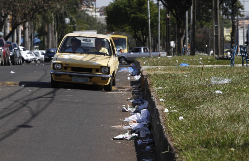 Sujeira na avenida Saul Elkind: coleta não foi realizada ontem | Roberto Custódio/Jornal de Londrina