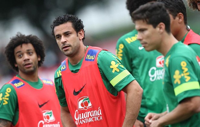 Mesmo com uma costela fraturada, Fred treinou entre os titulares da seleção nesta sexta-feira | Mowa Press