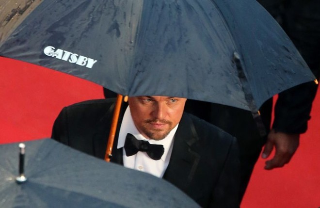 Leonardo DiCaprio se protege da chuva |