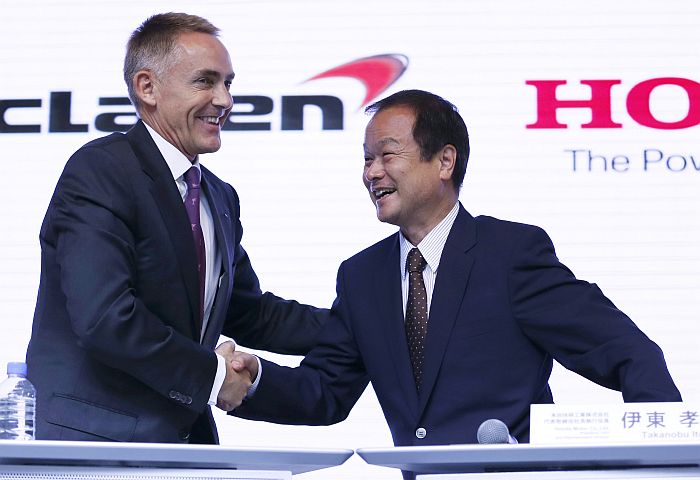 Presidente da McLaren, Martin Whitmarsh, cumprimenta o presidente da Honda, Takanobu Ito, no acordo entre as duas empresas | Issei Kato / Reuters