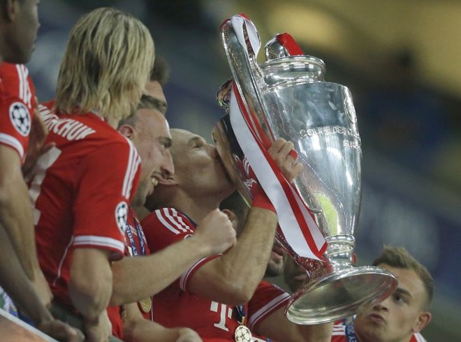 Autor do gol do tírulo, Robben beija o troféu europeu |
