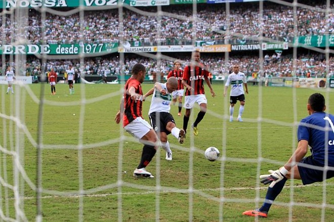 Alex chuta para marcar o primeiro gol do Coritiba na decisão | 