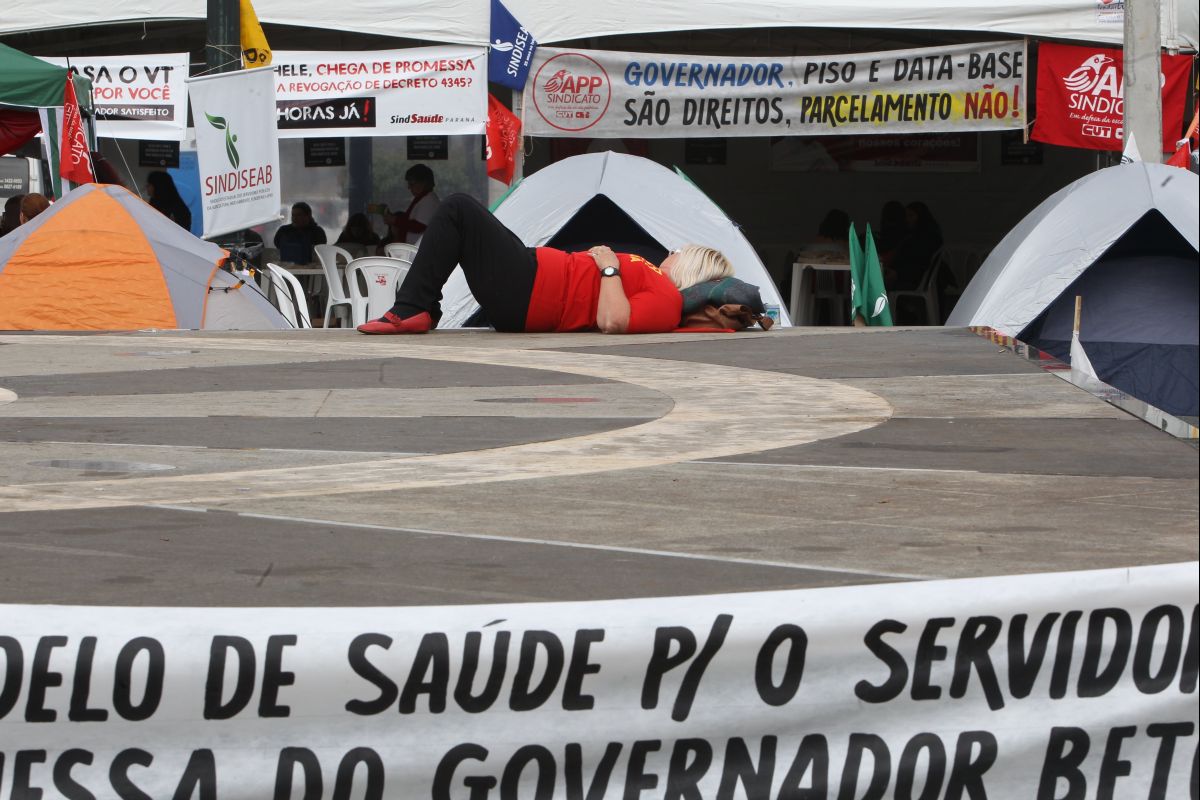 Alguns servidores permanecerão acampados em frente ao Palácio do Iguaçu, em Curitiba, pelo menos até o fim da tarde desta terça | Aniele Nascimento/Agência de Notícias Gazeta do Povo
