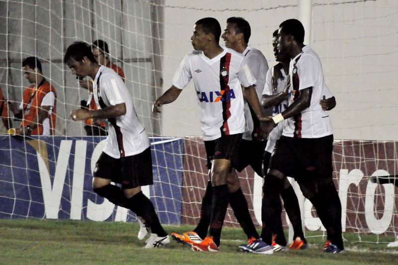 Jogadores atleticanos comemoram gol sobre o América-RN em Ceará-Mirim | Frankie Marcone / Folhapress