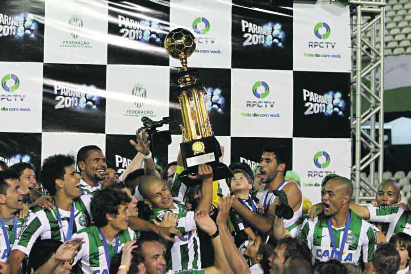Capitão Alex levanta a taça do tetracampeonato regional do Coritiba. Era o título que faltava para o meia de 35 anos | Daniel Castellano/Gazeta do Povo