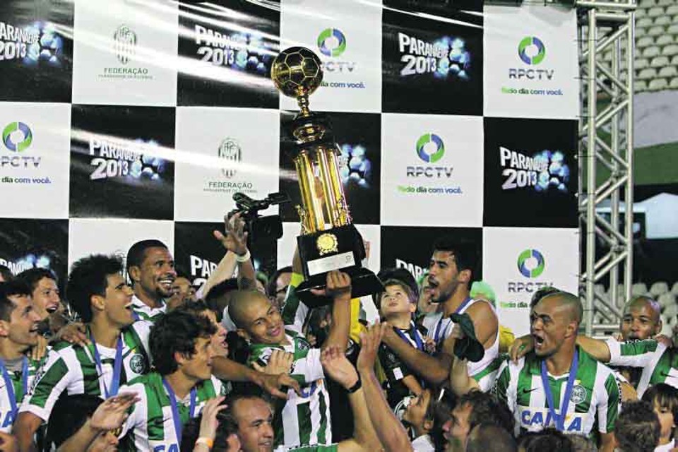 Capitão Alex levanta a taça do tetracampeonato regional do Coritiba. Era o título que faltava para o meia de 35 anos | Daniel Castellano/Gazeta do Povo