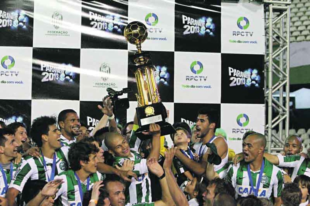 Capitão Alex levanta a taça do tetracampeonato regional do Coritiba. Era o título que faltava para o meia de 35 anos