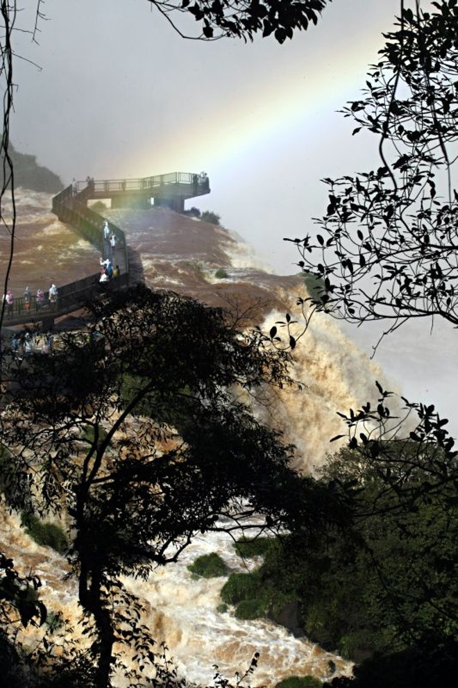 Na tarde desta sexta-feira (17), o volume de água que passa peloRio Iguaçu, em Foz, é de 4.170 metros cúbicos por segundo | 