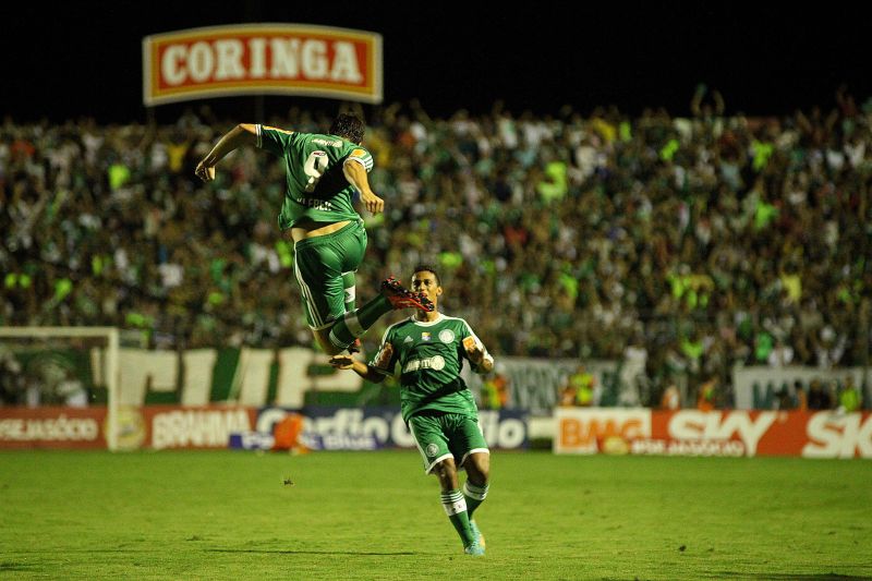 Camisa 9 palmeirense Kléber comemora primeiro gol do time em Arapiraca na noite desta terça-feira | Itawi Albuquerque/Futura Press/Folhapress