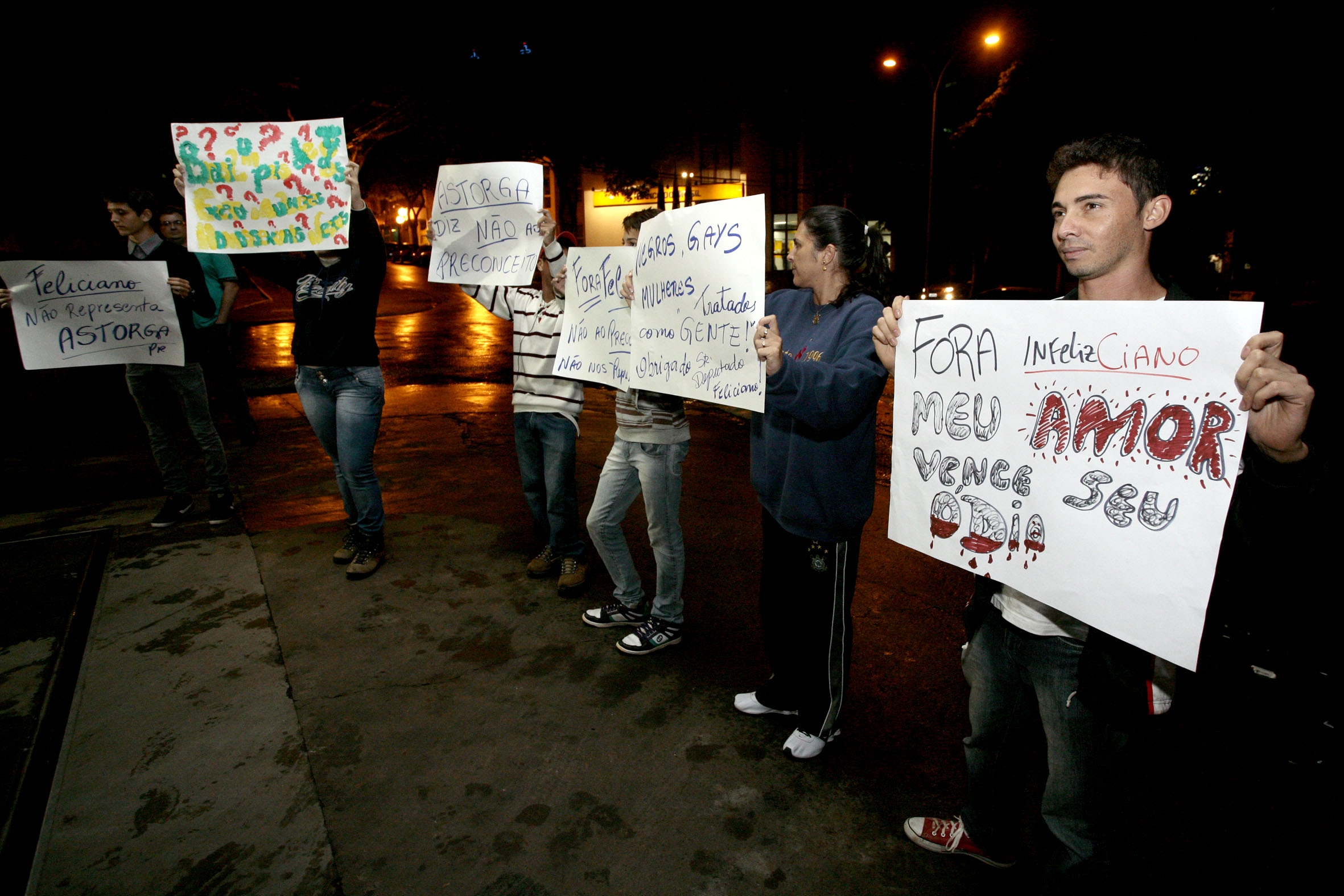 Debaixo de chuva, o grupo formado por aproximadamente 15 pessoas apresentou cartazes com várias mensagens contra o deputado | Ivan Amorin