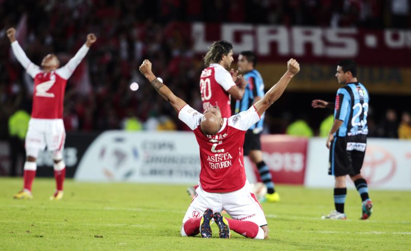 German Centurion se ajoelha para comemorar a classificação do Independiente Santa Fe às semifinais da Libertadores | Jose Miguel Gomez / Reuters