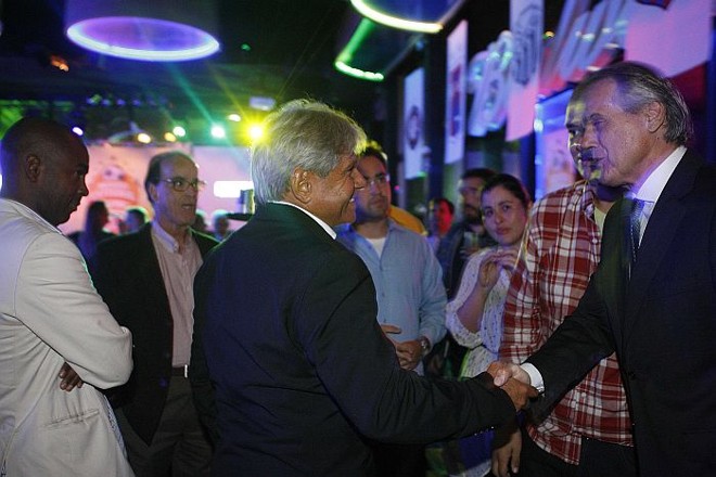 Técnico do Atlético sub-23, Arthur Bernardes cumprimenta o presidente do Coritiba, Vilson Ribeiro de Andrade, na premiação | 