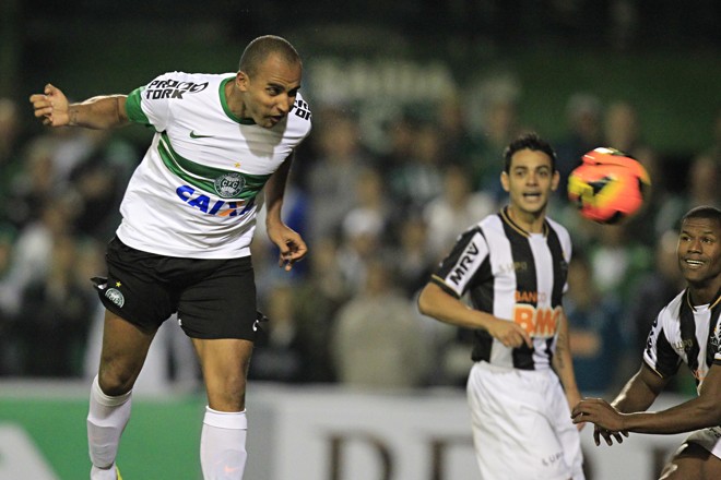 Deivid cabeceia sem marcação para fazer o primeiro gol do Coritiba no Brasileiro de 2013 | 