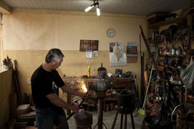 Edson produzindo uma das espadas de maneira artesanal na garagem de casa | Marcelo Andrade / Gazeta do Povo