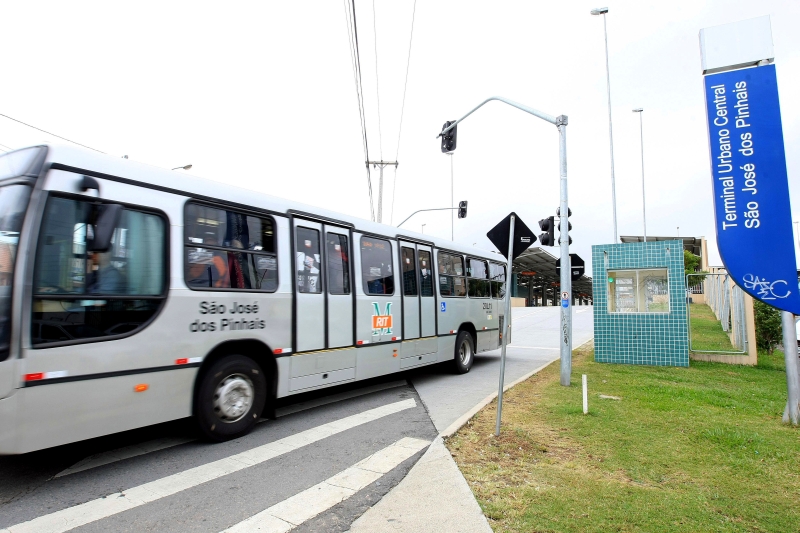 A integração de São José dos Pinhais com Curitiba é parcial: dentro daquela cidade, moradores podem usar linhas municipais | Ivonaldo Alexandre/Gazeta do Povo