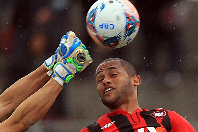 Goleiro Vanderlei disputa a bola com Bruno Costa |