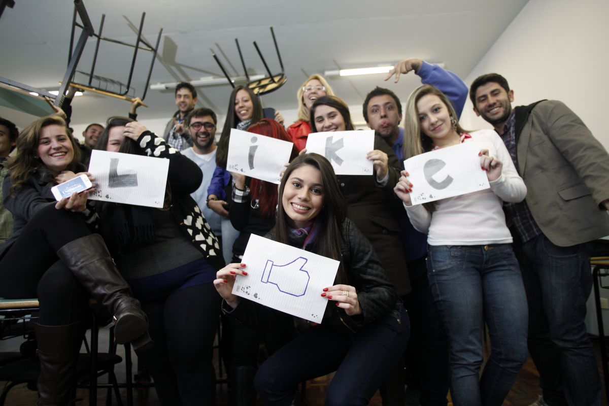 Ter flexibilidade emocional para rir de si mesmo e se autorizar a falar besteira na hora de criar é uma das lições primordiais nas aulas de Publicidade e Propaganda da UniBrasil | André Rodrigues / Gazeta do Povo