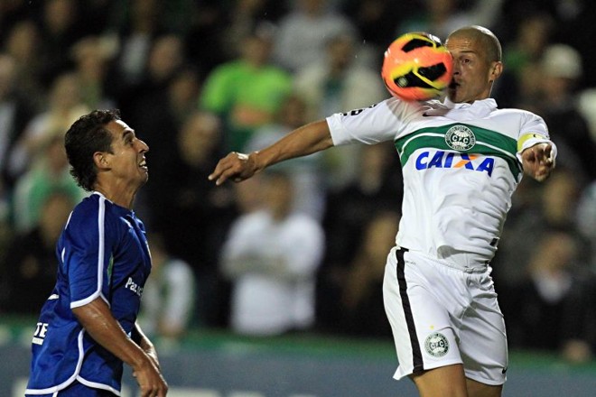 Alex perdeu pênalti no segundo tempo |