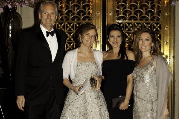 A curitibana Daniele Behring (à dir.) foi a responsável pela mobilização que levou centenas de pessoas ao jantar realizado pelo Complexo Pequeno Príncipe no último dia 14 em Nova York. Com ela na foto, seu marido, Alexandre Behring, Belinda Brito e Márcia Tucker (de preto) | Karissa Van Tassel