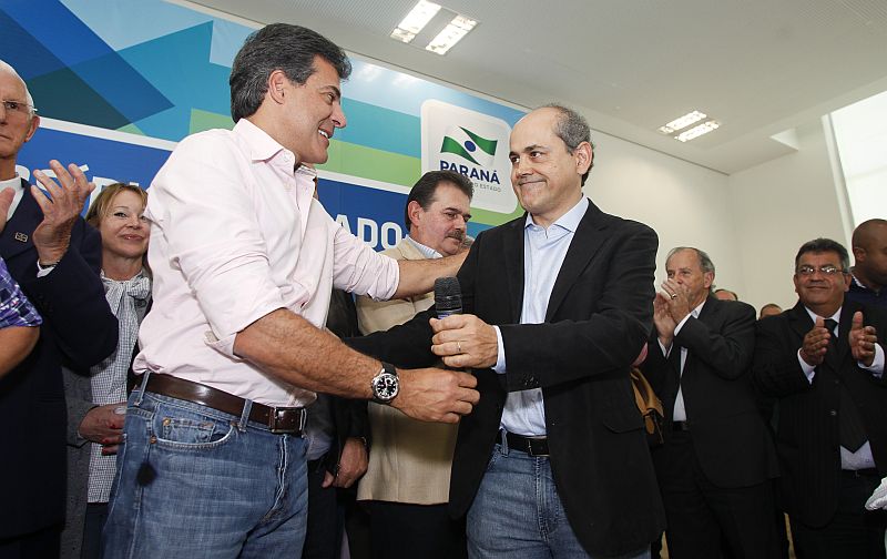 O governador Beto Richa (à esquerda) e o prefeito de Curitiba, Gustavo Fruet, anunciaram acordo para garantir o subsídio ao transporte integrado da RMC | André Rodrigues/Agência de Notícias Gazeta do Povo
