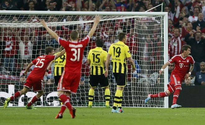 Mandzukic marca e sai para a comemoração |