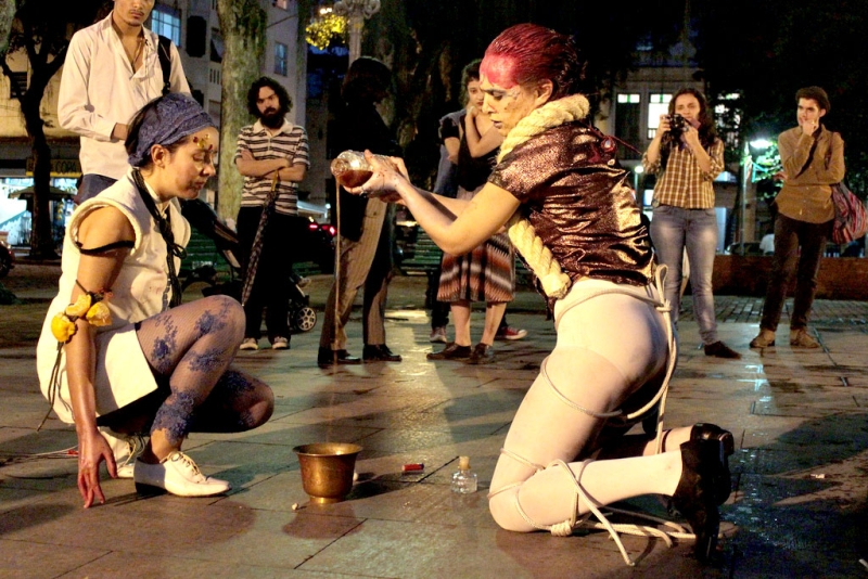 Usando espumante, as atrizes sugerem um ritual de purificação | Paulo Scarpa/Divulgação