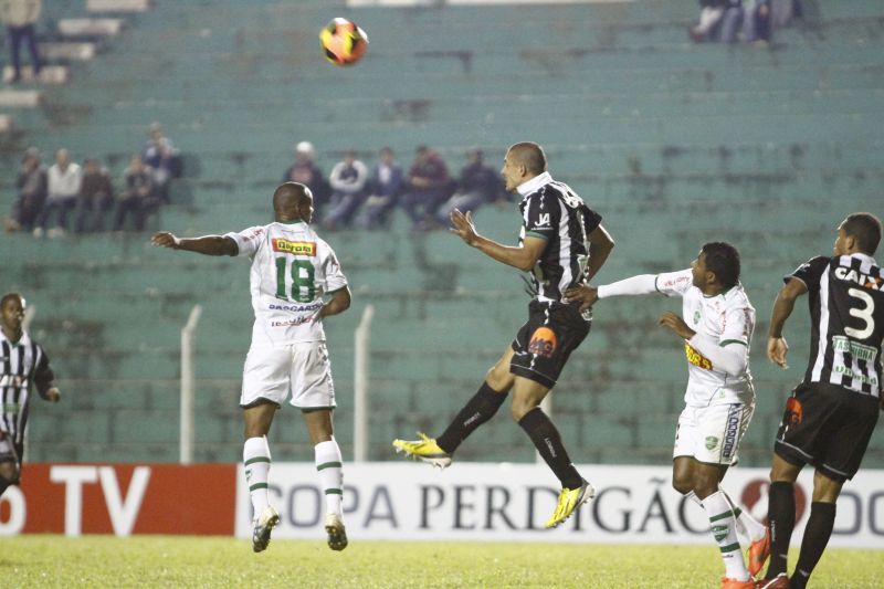 A rede não balançou no duelo entre Arapongas e Figueirense no Estádio dos Pássaros | Gilberto Abelha / Gazeta do Povo