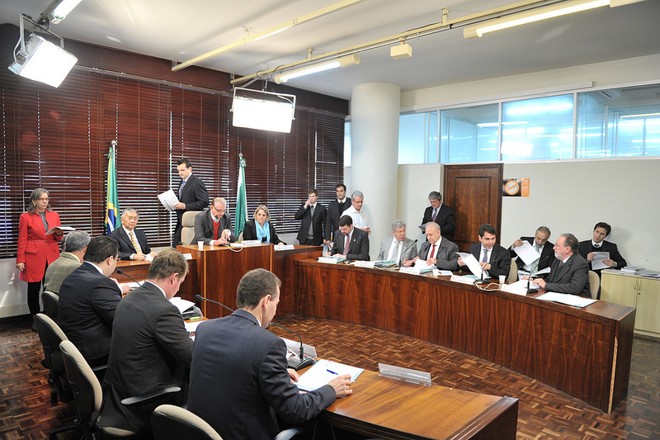 Deputados durante reunião da CCJ desta terça-feira, que aprovou o reajuste aos servidores estaduais pago em uma parcela |