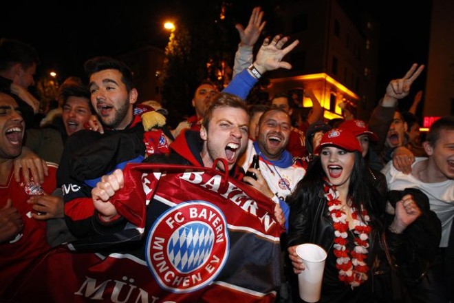 Torcida explode em festa após o apito final |