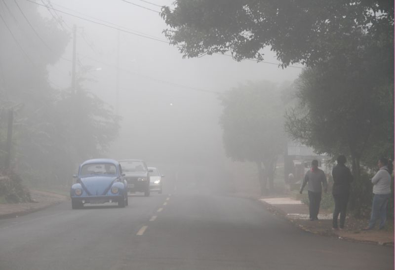 Com a visibilidade reduzida por causa da neblina, a PRF orienta que os motoristas dirijam com a luz do farol em intensidade baixa | Christian Rizzi / Agência de Notícias Gazeta do Povo
