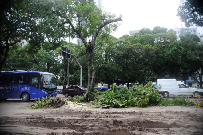 A ventania que atingiu a cidade deixou vários bairros sem luz, ruas obstruídas com a queda de árvores e o trânsito bastante congestionado | 