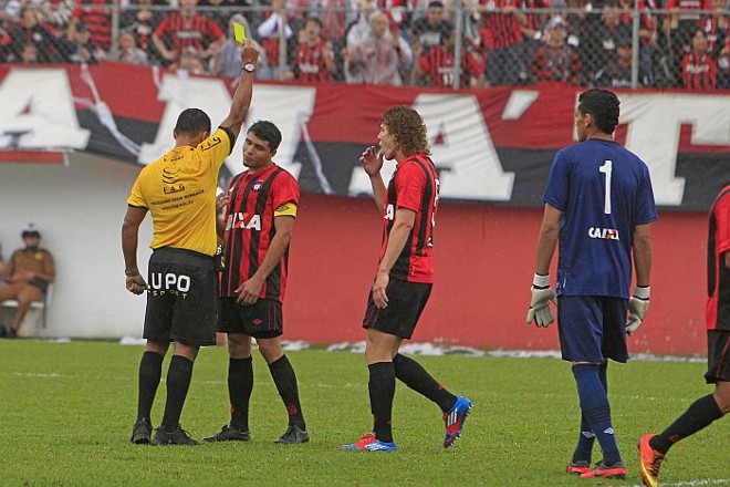 Capitão atleticano Zezinho leva cartão amarelo |