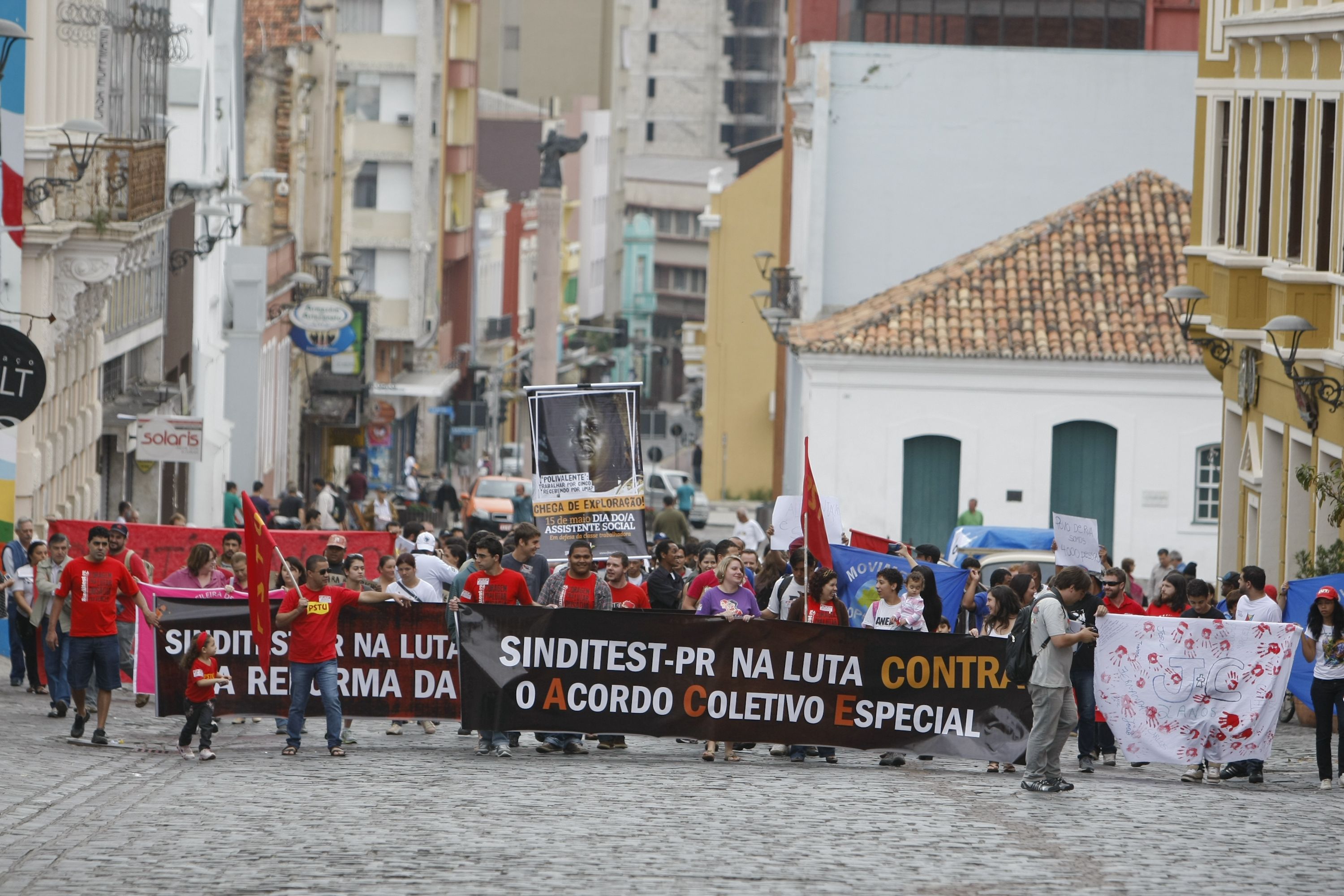 Protesto reuniu cerca de 100 pessoas no Centro Histórico de Curitiba nesta quarta-feira, 1º de maio, Dia do Trabalho | Henry Milléo/ Gazeta do Povo
