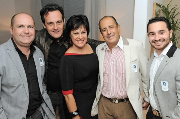 Em noite de lançamentos e news sobre o Salão de Móveis de Milão 2013, Eliane Macedo Viana recepcionou arquitetos e designers em sua Kraft the Home Store. Na foto, Eliane tem a companhia de Fernando Schwertner, Marcelo Gomes Lima, Roberto Soares e Rafael Carvalho | Gerson e Raquel Lima