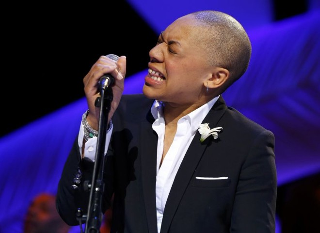 A cantora Krystle Warren durante apresentação na cerimônia de abertura do Festival de Cannes |