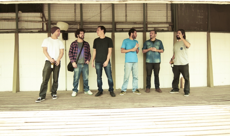 Os integrantes do Hurtmold: frenética troca de instrumentos durante o show | Paulo Bórgia/Divulgação