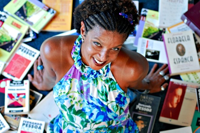 Monólogo de Elisa Lucinda já levou cerca de 1 milhão de pessoas ao teatro |