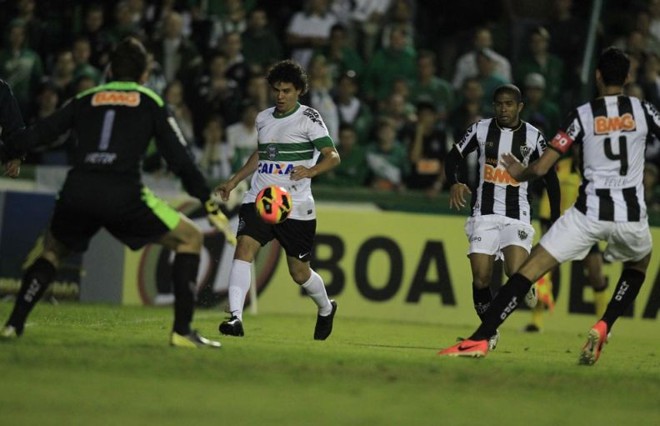Victor Ferraz em jogada de ataque perigosa do Coxa diante do Galo | 