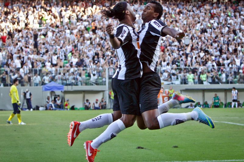 Jô e Ronaldinho comemoram um dos gols na vitória do Atlético-MG contra o Cruzeiro por 3 a 0 | Bruno Cantini / Agif / Folhapress