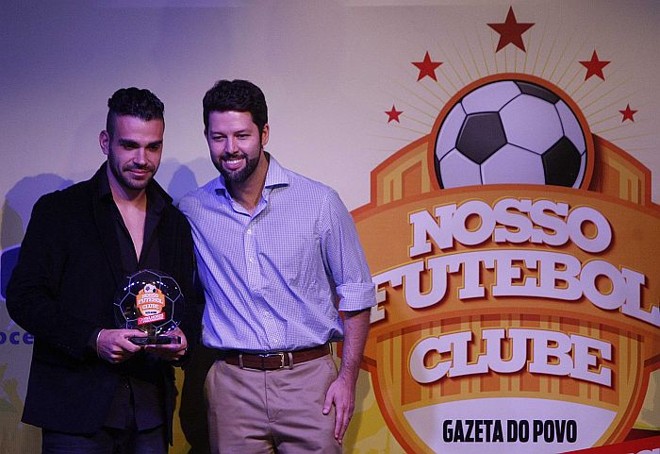Volante Bruno, do Londrina, recebe prêmio de Lipsio Carvalho, gerente de projetos especiais da Gazeta do Povo | 