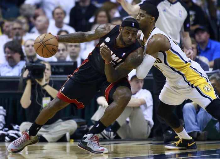 LeBron James enfrenta a marcação de D. J. Augustin na partida da noite de domingo em Indianápolis | Brent Smith / Reuters