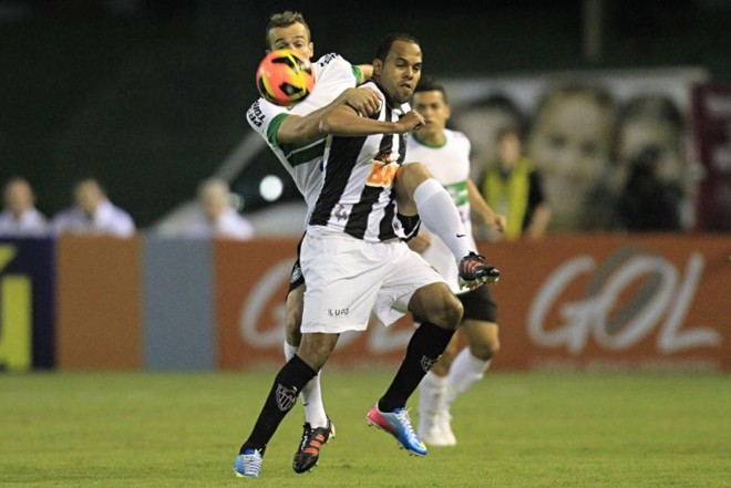 Alecsandro e Chico disputam a bola | 