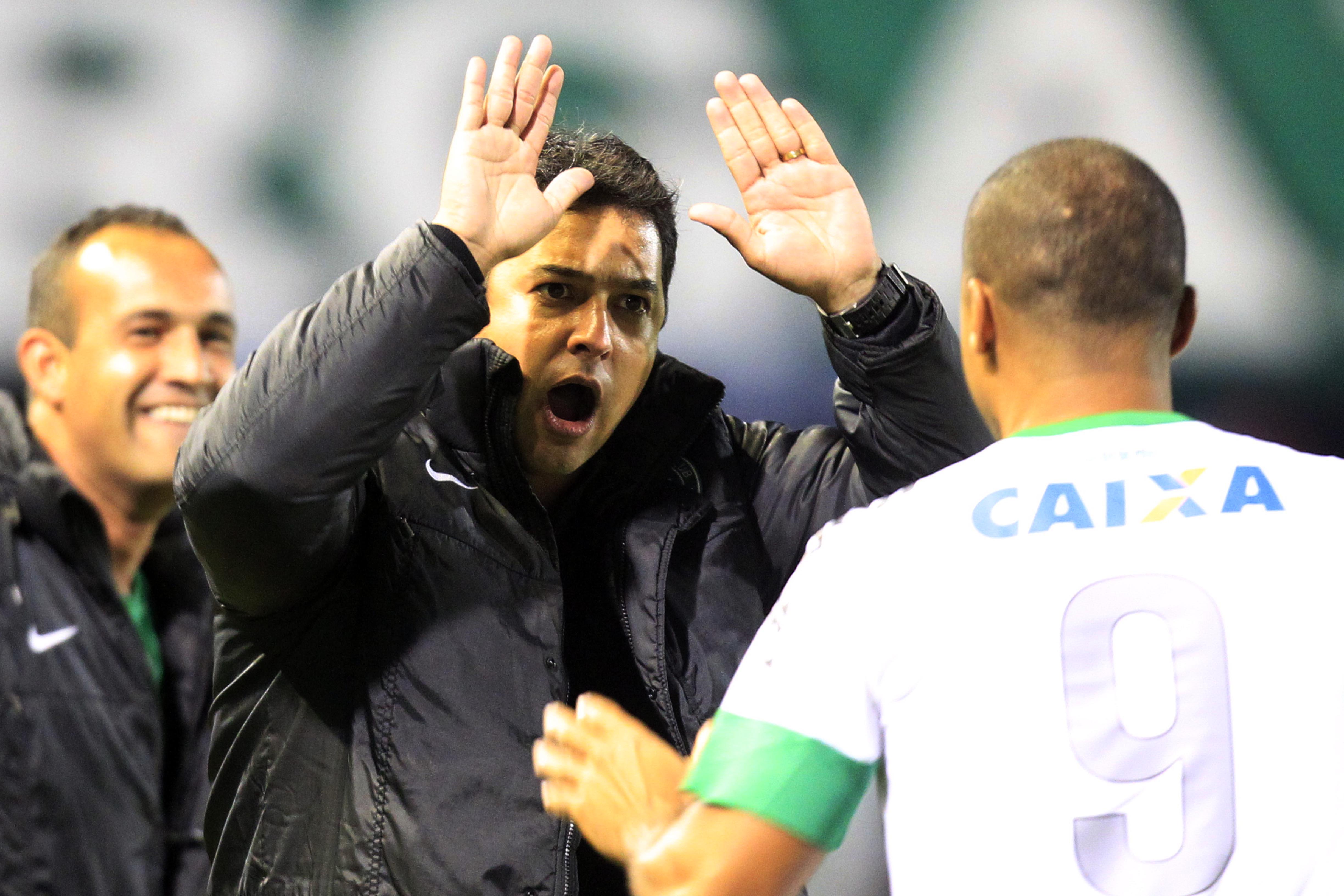 Técnico do Coritiba, Marquinhos Santos, comemora o primeiro gol do Coxa contra o Galo com Deivid | Albari Rosa/Gazeta do Povo