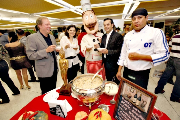 No badalado lançamento do Festival Brasil Sabor, anteontem, no Museu Oscar Niemeyer, o diretor do Centro Europeu, José Ost, a gerente do Núcleo Estilo de Vida da Gazeta do Povo, Andréa Sorgenfrei (ambos à esq.), o mascote do Movimento Gastronomia Responsável, o presidente da Abrasel-PR, Marcelo Woellner Pereira, e o chef Mauro Dias, do restaurante Babilônia | Antonio More