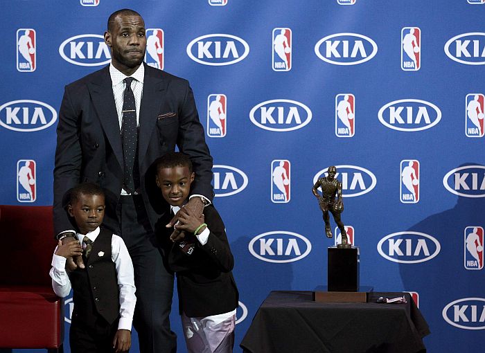 LeBron James posa com os filhos ao lado do troféu de melhor jogador da temporada da NBA | Joe Skipper / Reuters