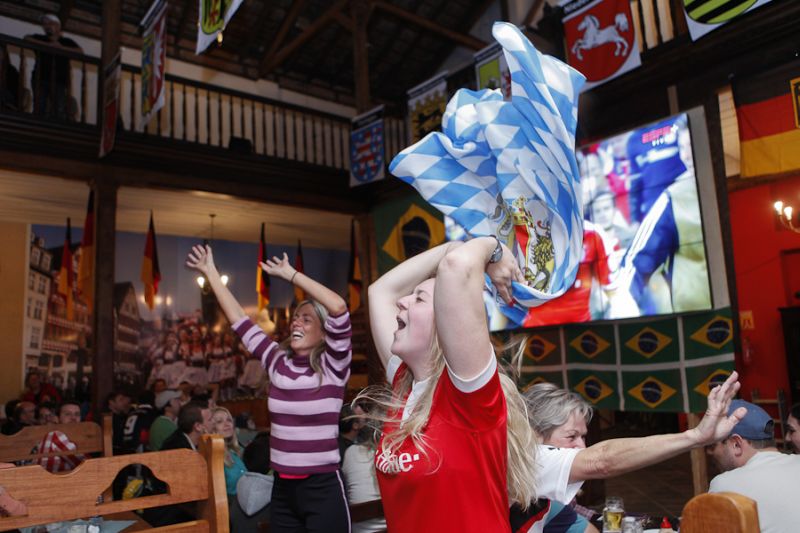Festa das torcedoras do Bayern após um dos gols da equipe | André Rodrigues / Gazeta do Povo